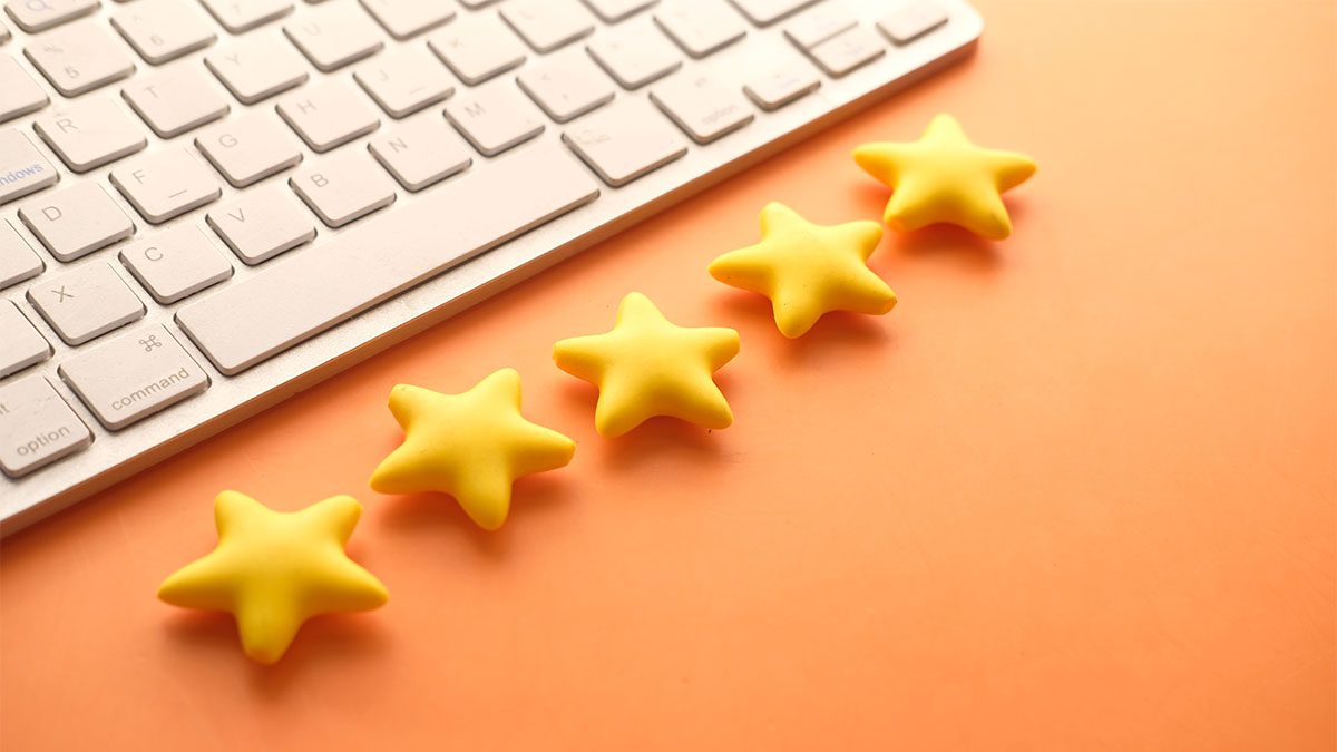 Customer review stars next to a keyboard.